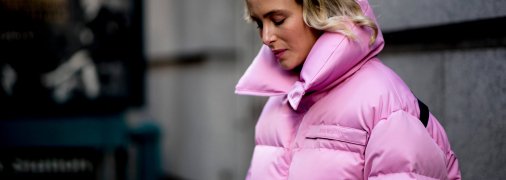 Зимой-2022 в моде яркие объемные пуховики