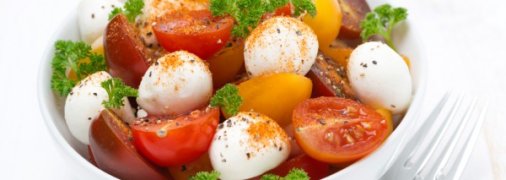 Салат из помидоров черри с моцареллой