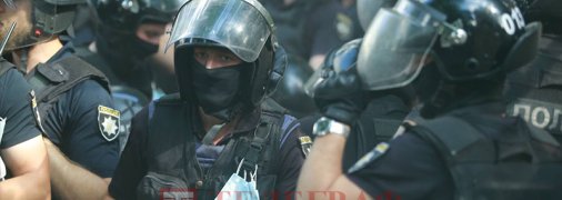 Біля ОП бійки: активісти намагалися прорватися через кордон поліції до учасників ЛГБТ-прайду (відео)