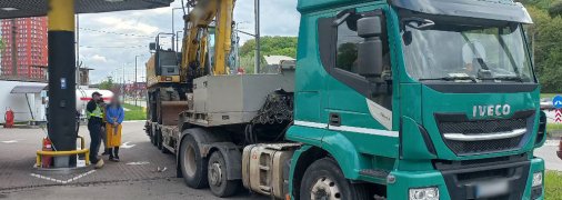 Вантажівка, яка вʼїхала у АЗС