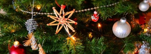 Новорічне дерево встановили в незвичний спосіб