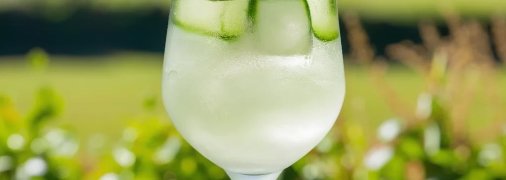 Этот коктейль прекрасно освежает и утолит жажду (изображение создано с помощью ИИ).