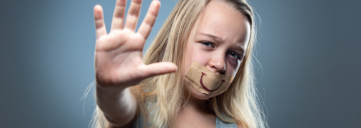 На Кіровоградщині мати систематично била свою доньку і знущалася з неї