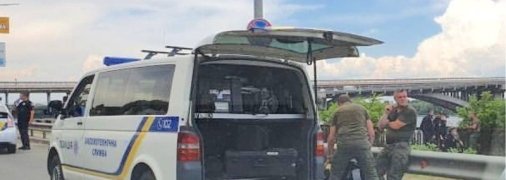 В Киеве перекрыли мост Метро: что произошло (фото)