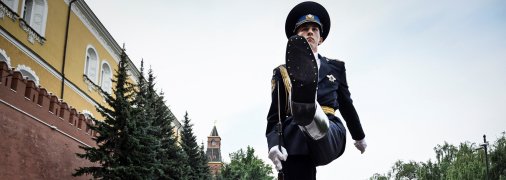 Российский военный у стен Кремля