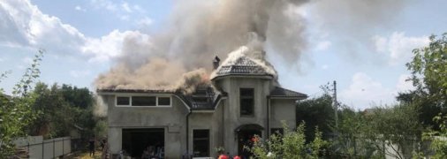 На Прикарпатті літак впав на житловий будинок, є загиблі (фото, відео)