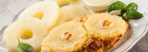 Запеченная куриная грудка с ананасами