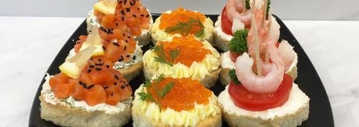 Изысканная закуска из красной рыбы, икры и креветок