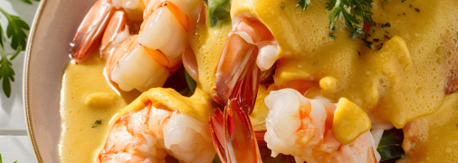 Сырный соус прекрасно подчеркивает вкус креветок (изображение создано с помощью ИИ)
