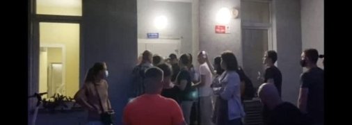 Ночные дежурства и атака "титушек": жильцам киевской высотки удалось отстоять подъезд от нелегального хостела