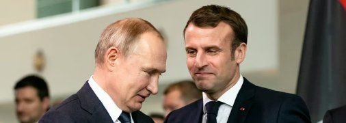 Эммануэль Макрон и Владимир Путин во время встречи в 2017 году