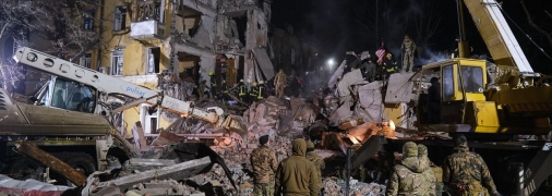 Спасатели работают в режиме тишины, прислушиваясь к движениям и голосам под завалами