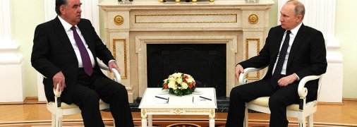 На зустрічі з Рахмоном у Кремлі ноги путіна відмовлялися його слухати