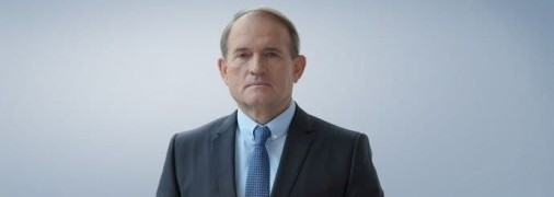 Политик является лидером крупнейшей оппозиционной фракции в парламента