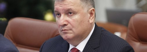 Арсен Аваков отчитівается в соцсетях о помощи фронту