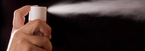 В Днепре на оживленной улице воровки украли у девушки кошелек и распылили ей в лицо перцовый баллончик (видео)