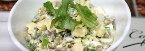 Сытный салат с грибами