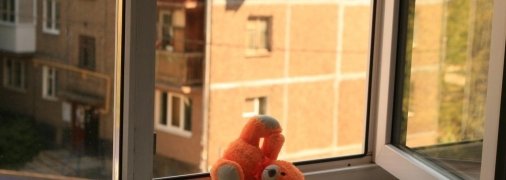 Дитина сперлась на москітну сітку та випала разом з нею