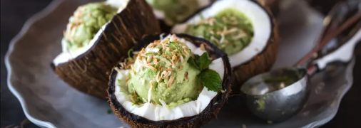 Зеленое мороженое из авокадо и кокосового молока