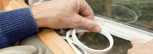 Щели в окнах забирают очень много тепла во время холодов