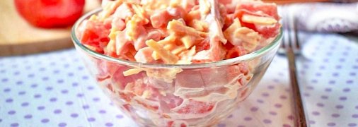 Салат з сиром, ковбасками та помідорами