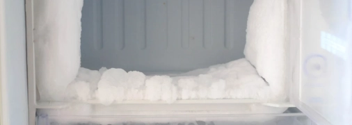 Іній у старих холодильниках — поширена проблема