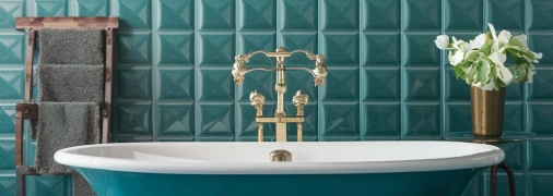 Грязные швы между плиткой портят весь интерьер ванны (изображение создано с помощью ИИ)