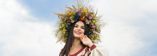 Гарна усміхнена дівчина