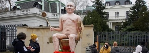 Скульптура голого путіна на унітазі