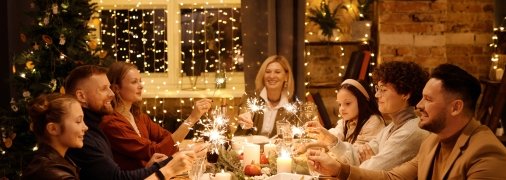 Семья за праздничным столом