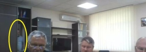 "Это или Петров, или Боширов!" В сети смеются над "чиновником" из Крыма, отрывшим "портал" во время совещания (видео)