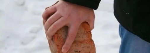 Удар цеглою