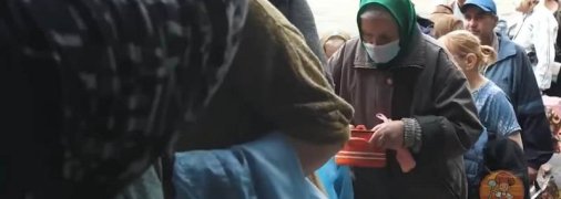 "З лопати в два рази смачніше було б": в зубожілому Донецьку - черги за безкоштовною кашею (відео)