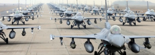 Иллюстративное фото: военный аэродром с истребителями