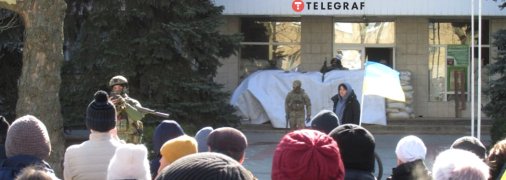 Безоружные, но дома, против автоматчиков, пришедших на чужую землю