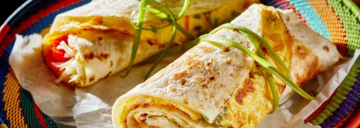 Завтрак из лаваша, яиц и сыра