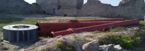 В историческое сооружение вбили металл для флагштока