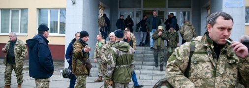 Украинцы возле военкомата