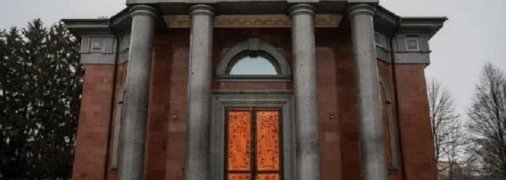 Герой Украины построил себе настоящий мавзолей и стал звездой соцсетей  (фото, видео)