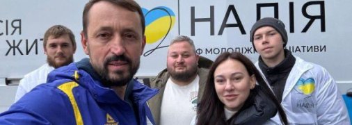 Валерий Дубиль, Вита Присяжнюк и волонтеры БФ молодежной инициативы "Надия" передали новейшие РЭБы и оборудование для ГУР