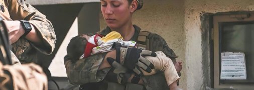 Это фото Николь с малышом на руках облетело все мировые СМИ. Позже оказалось, что она погибла в теракте