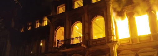 Перетворюють ніч на день: окупанти б’ють по Бахмуту фосфорними боєприпасами