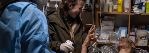 Подмигивание - подмигиванием, а военный остается верен своей жене