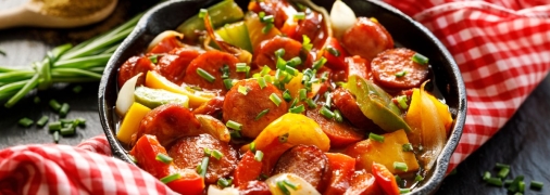 Запеченные колбаски с перцем и луком