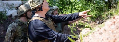 Порошенко поехал на фронт, побывал на "нуле" и передал военным комплект видеонаблюдения за противником