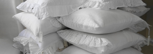 Как самостоятельно почистить желтую подушку