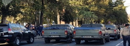 Испуганные люди сидят на полу: появилось видео из захваченного банка в Грузии 