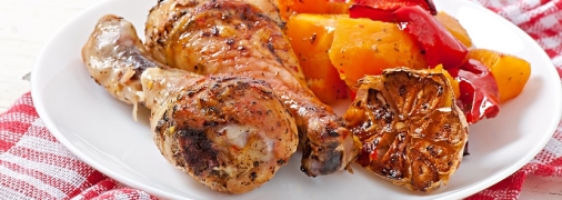 Ароматные голени с печеным картофелем