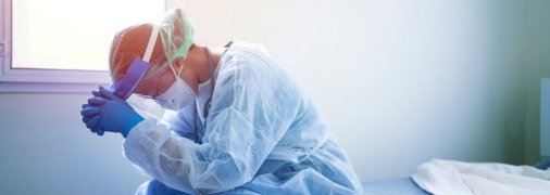 Лікарі на передовій COVID-19 страждають від пандемії не менше за пацієнтів
