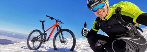 Украинец на велосипеде покорил заснеженную Говерлу (Фото)